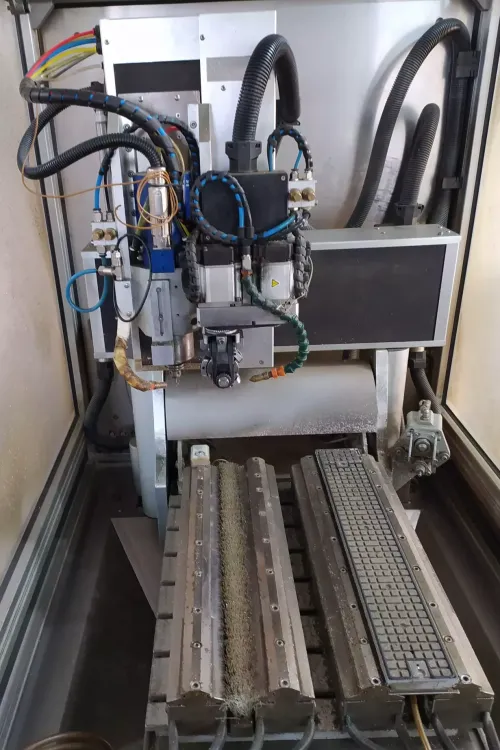 Fresatrice CNC per lavorazioni fronte-retro